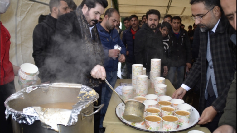 Başkan Sayan Göçmenlere çadır kurdu, sıcak çorba dağıttı