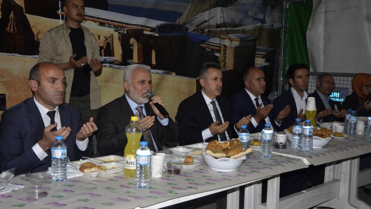 Vali Elban, iftar çadırında vatandaşlarla birlikte orucunu açtı. 