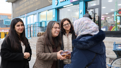 Kadir Gecesi dolayısıyla yurttaşlarımıza simit ikramında bulunduk.