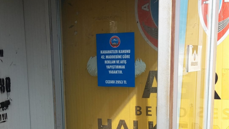 BELEDİYE DURAKLARINDA REKLAM VE İLAN YAPIŞTIRMAK YASAK!