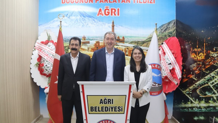 DEM Parti Eş Genel Başkanı Tuncer Bakırhan, Ağrı Belediyesi’ni ziyaret etti. 