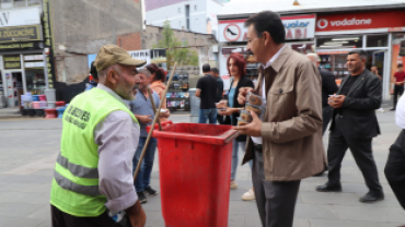 BELEDİYE EŞ BAŞKANLARIMIZ KANDİL SİMİDİ DAĞITTI