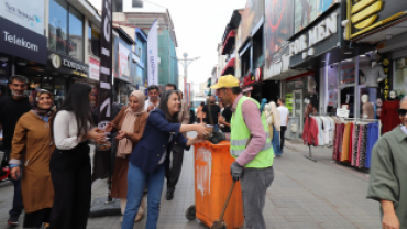 BELEDİYE EŞ BAŞKANLARIMIZ KANDİL SİMİDİ DAĞITTI