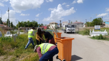 Ağrı'da Belediye Mezarlıkları Bayrama Hazırlıyor